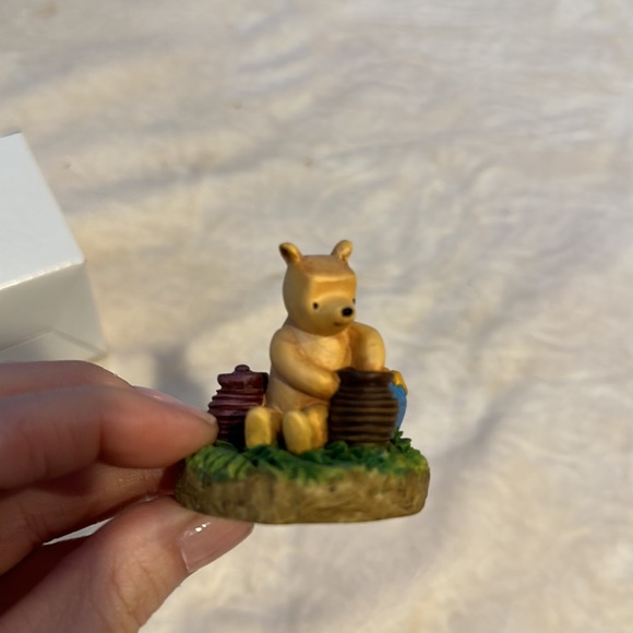 Lenox Winnie the Pooh Thimble collection figurine - Picture 4 of 7